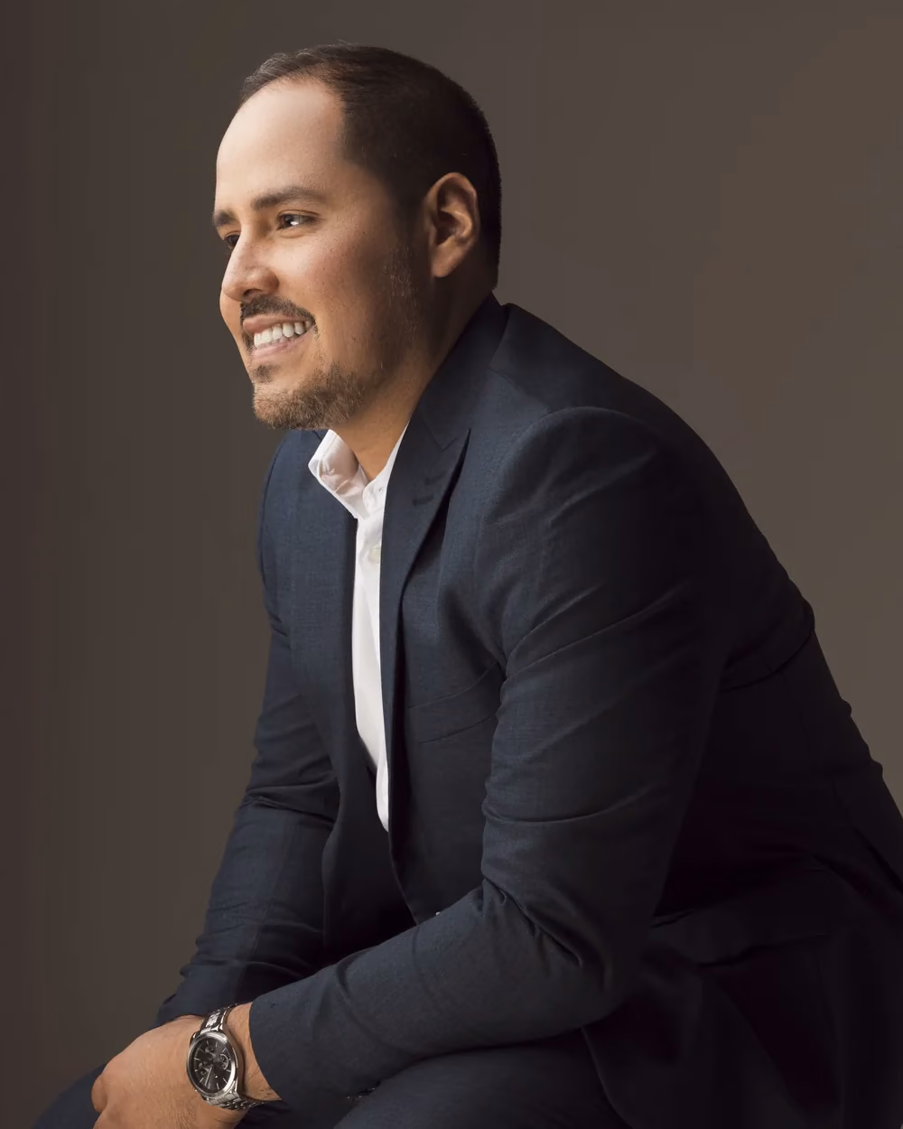 Dr. Victor Livera, cirurgião vascular formado pela UPE, em retrato de perfil