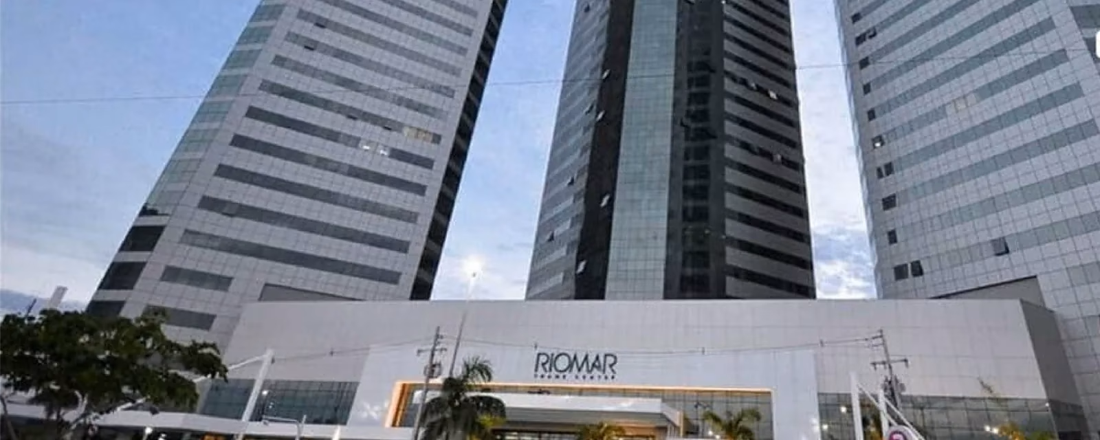 Fachada do RioMar Trade Center, em Recife, onde fica o consultório do Dr. Victor Livera